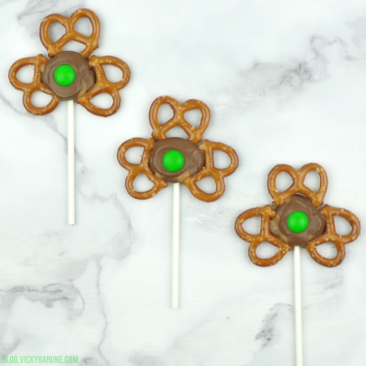 Shamrock Pretzel Pops | Vicky Barone
