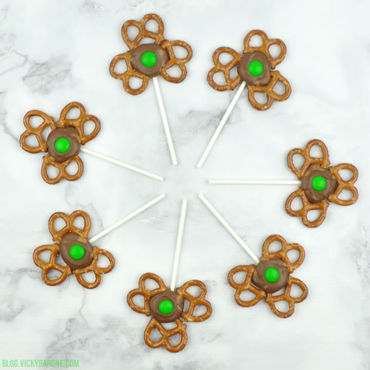 Shamrock Pretzel Pops | Vicky Barone