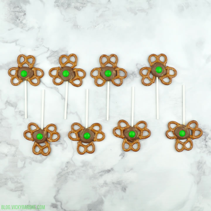Shamrock Pretzel Pops | Vicky Barone